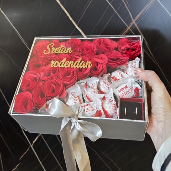 Poklon box sa cvijećem i nakitom